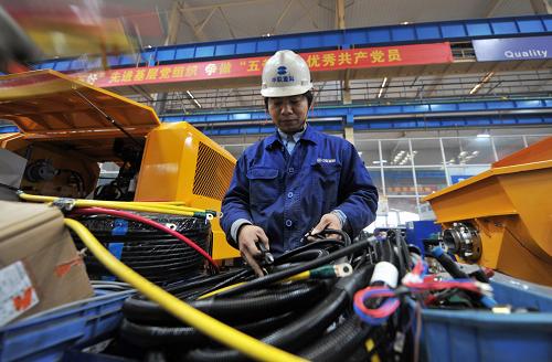 技術(shù)人員在長沙中聯(lián)重科生產(chǎn)車間組裝零配件(2月21日攝)。新華社記者 龍弘濤 攝
