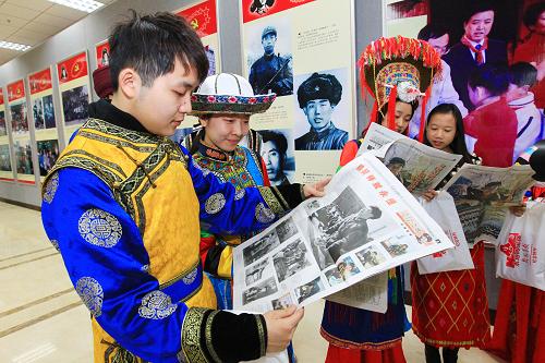 3月2日,中央民族學(xué)院的少數(shù)民族學(xué)生參觀影展。當(dāng)日,《不朽的豐碑 永遠的榜樣——雷鋒事跡大型原創(chuàng)攝影作品展》在北京軍事博物館開幕。影展共展出照片近300張,以雷鋒生前戰(zhàn)友、為雷鋒拍攝照片最多的攝影家張峻、季增的原創(chuàng)作品為主,同時收入了其他作者的部分作品,既有全國人民熟知的老照片,更有第一次公開的珍貴歷史照片。為雷鋒拍攝照片最多的張峻和季增兩位老攝影家,分別將珍藏的攝影作品刻成光盤,贈送給中國攝影博物館和中國人民革命軍事博物館珍藏。新華社記者 查春明 攝