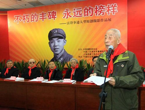 3月2日,在開幕式上為雷鋒拍攝照片最多的老攝影家張峻,滿懷深情地講述自己和雷鋒在一起的難忘時光。新華社記者 查春明 攝