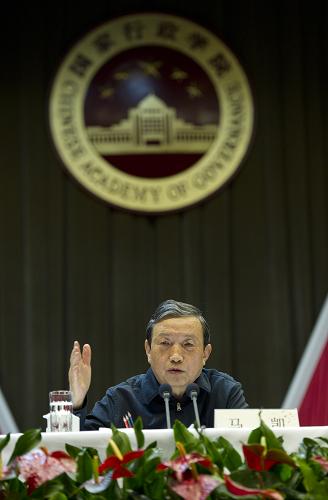 3月2日,國家行政學(xué)院2012年春季開學(xué)典禮暨省部級領(lǐng)導(dǎo)干部“分類推進(jìn)事業(yè)單位改革”專題研討班開班式在北京舉行,國務(wù)委員兼國務(wù)院秘書長、國家行政學(xué)院院長馬凱出席并講話。新華社記者 黃敬文 攝