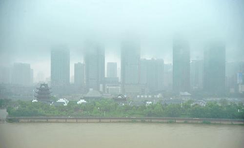 這是5月9日拍攝的暴雨中的長沙湘江沿岸主城區(qū)高層建筑。當(dāng)日,湖南省長沙市遭暴雨襲擊,導(dǎo)致市區(qū)部分路段出現(xiàn)積水,道路交通受到一定影響。當(dāng)?shù)貧庀蟛块T預(yù)計(jì),今明兩日長沙仍有較強(qiáng)降雨過程,并將伴有強(qiáng)雷電、短時(shí)雷雨大風(fēng)等強(qiáng)對(duì)流天氣。新華社記者 龍弘濤 攝