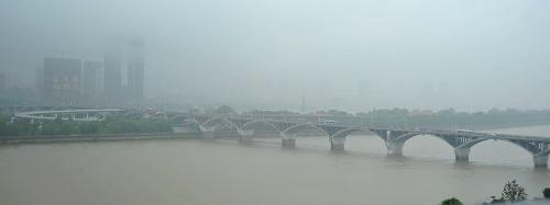 這是5月9日拍攝的暴雨中的長沙湘江橘子洲大橋。新華社記者 龍弘濤 攝