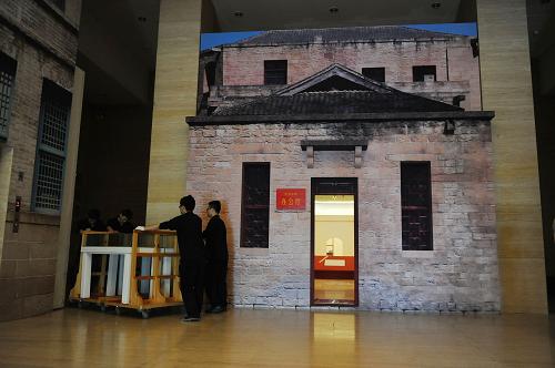 5月17日,工作人員在中國(guó)美術(shù)館的展廳內(nèi)布展。新華社記者 魯鵬 攝
