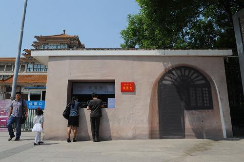中國(guó)美術(shù)館的領(lǐng)票處被布置成“延安窯洞”的造型(5月17日攝)。新華社記者 魯鵬 攝