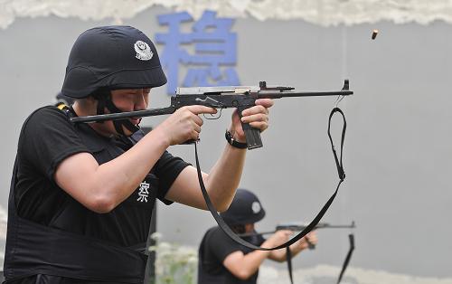 5月17日,學(xué)員在進行實彈射擊課目的訓(xùn)練。新華社記者 陳誠 攝
