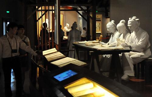 5月17日,游客在揚州中國雕版印刷博物館內(nèi)參觀,感受古老的雕版印刷技藝。“5·18國際博物館日”臨近,位于江蘇省揚州市新城西區(qū)明月湖畔的中國雕版印刷博物館迎來游客參觀高峰。據(jù)悉,擁有2500年歷史的古城揚州至今保存著古老的雕版印刷技藝和浩翰的古籍版片,為保護和利用這一文化遺產(chǎn),2003年8月經(jīng)國務院批準,揚州成立中國雕版印刷博物館。新華社發(fā)(莊文斌 攝)