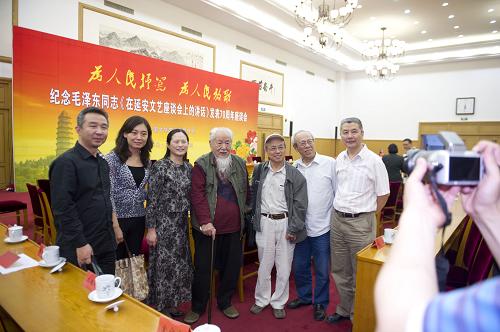 5月17日,藝術家們在座談會后合影。新華社記者 金良快 攝