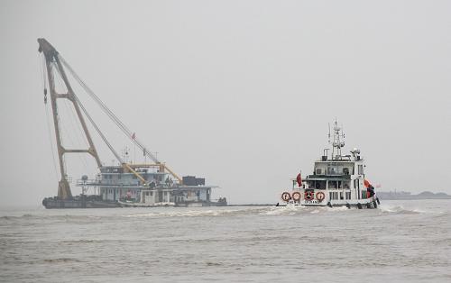 7月11日,鎮(zhèn)江海事海巡艇在事發(fā)水域搜救。新華社發(fā)(陶春 攝)