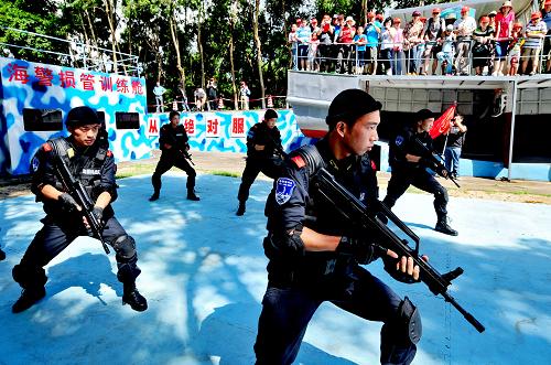 7月29日,市民在福建海警一支隊(duì)訓(xùn)練基地觀看特戰(zhàn)隊(duì)員進(jìn)行戰(zhàn)術(shù)演練。新華社記者 張國俊 攝