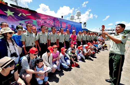 7月29日,市民在福建海警一支隊(duì)駐地與官兵同唱軍歌。新華社記者 張國俊 攝