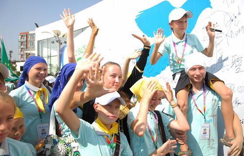 7月29日,來自俄羅斯的少年兒童代表在“和平墻”前拍照留念。新華社發(fā) 張晨霖 攝