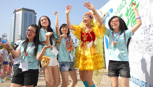 7月29日,少年兒童代表們在“和平墻”前拍照留念。新華社發(fā) 張晨霖 攝
