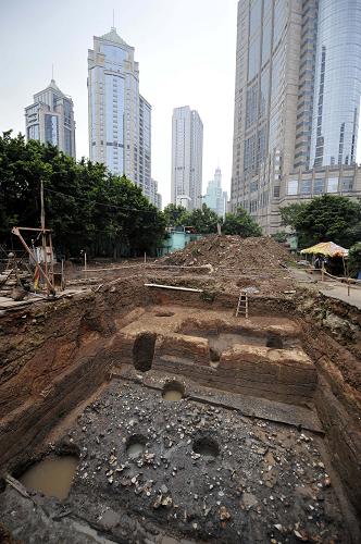 此次發(fā)掘的遺跡位于廣州市中心地帶(7月29日攝)。廣州市文物考古研究所近日對該市東風(fēng)中路與倉邊路交界處發(fā)現(xiàn)的古代遺跡進(jìn)行搶救性發(fā)掘,一批陶器和建筑遺跡重見天日,最早可追溯至東漢時期。此次考古發(fā)掘表明,該區(qū)域東漢時已有人類居住生活;而明代以后,這里已成為廣州城區(qū)范圍,更是人類聚居區(qū)。新華社記者 陳曄華 攝