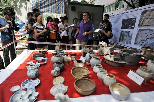 7月29日,工作人員向媒體介紹發(fā)掘出的文物。新華社記者 陳曄華 攝