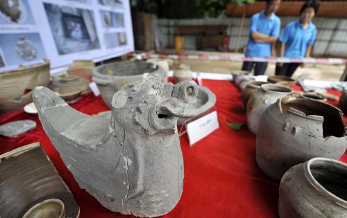 這是發(fā)掘出的文物(7月29日攝)。新華社記者 陳曄華 攝