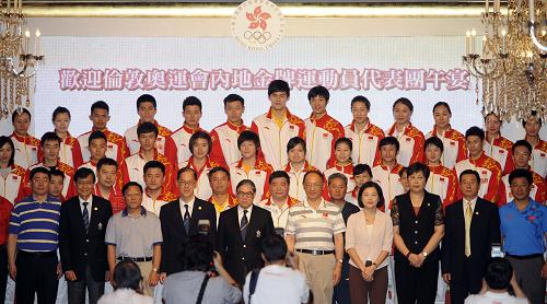 8月25日,內(nèi)地金牌運(yùn)動員代表與嘉賓在午宴上合影。當(dāng)日,正在香港訪問的倫敦奧運(yùn)會內(nèi)地金牌運(yùn)動員代表團(tuán)應(yīng)邀出席中國香港奧委會舉辦的午宴活動。新華社記者 趙宇思 攝