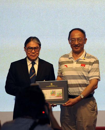 8月25日,中國香港奧委會主席霍震霆(左)向內(nèi)地金牌運(yùn)動員代表團(tuán)團(tuán)長、國家體育總局局長劉鵬贈送紀(jì)念品。新華社記者 趙宇思 攝