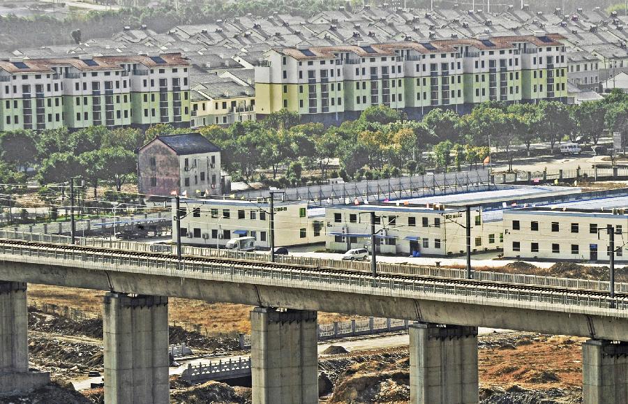 這是寧杭高鐵浙江湖州段一座新建成的小城鎮(zhèn)(2012年12月30日攝)。近年來,浙江省積極統(tǒng)籌城鄉(xiāng)區(qū)域發(fā)展,扎實推進新型城鎮(zhèn)化和新農(nóng)村建設(shè)。據(jù)1月25日開幕的浙江省十二屆人大一次會議消息:2012年,浙江省城鎮(zhèn)居民人均可支配收入為34550元,農(nóng)村居民人均純收入14552元,城鄉(xiāng)居民收入差距縮小到2.37:1。浙江省農(nóng)村居民人均純收入已連續(xù)28年居全國各省區(qū)首位。新華社記者 譚進 攝