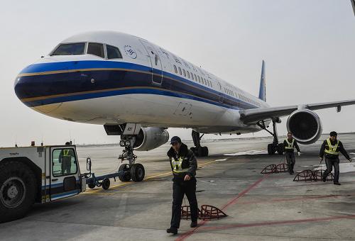 3月12日,中國(guó)南方航空CZ6053次航班準(zhǔn)備起飛。當(dāng)日17時(shí)13分,中國(guó)南方航空CZ6053次航班從新疆烏魯木齊國(guó)際機(jī)場(chǎng)起飛,直飛臺(tái)灣高雄,實(shí)現(xiàn)新疆至臺(tái)灣直飛首航。據(jù)南航新疆分公司介紹,這架班機(jī)載有180名旅客,空中飛行需5.5小時(shí)。據(jù)南航新疆分公司介紹,4月1日起,南航還將開(kāi)通烏魯木齊直飛臺(tái)北的定期航班。新華社記者 趙戈攝