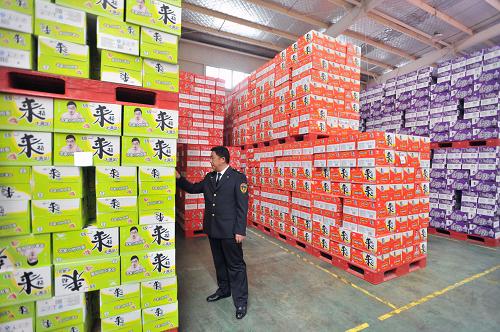 3月14日,湖南省質監(jiān)部門的執(zhí)法人員在一家企業(yè)的倉庫里進行檢查。新華社記者 李尕 攝