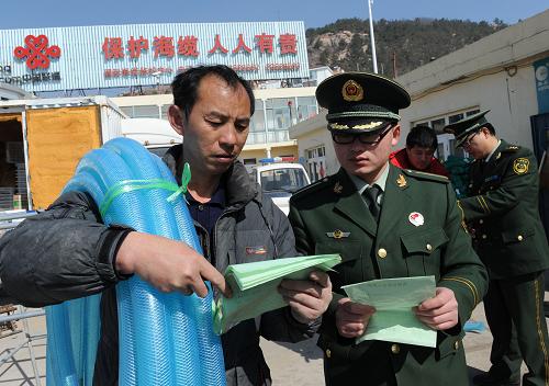 3月14日,青島沙子口邊防派出所民警在轄區(qū)碼頭對漁民開展法制宣傳教育。近日,隨著氣溫回暖,膠東半島漁船開始大規(guī)模出海作業(yè)。為進(jìn)一步增強(qiáng)漁民法制意識,維護(hù)其自身權(quán)益,青島市公安邊防部門成立了“助民生產(chǎn)普法小分隊”,深入轄區(qū)漁港碼頭開展法制教育活動,引導(dǎo)漁民安全生產(chǎn)、文明捕撈,確保海上生產(chǎn)安全有序。新華社記者 李紫恒 攝