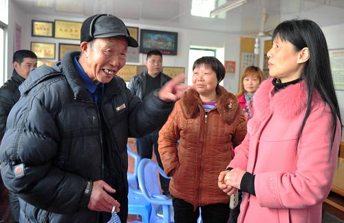 3月14日,在卓洋鄉(xiāng)秀峰村信訪聽證會(huì)后,被舉報(bào)人村支書余某某(右一)的村財(cái)管理問題得到紀(jì)檢監(jiān)察部門的澄清,與村民代表和舉報(bào)人互相取得諒解。 新華社記者魏培全攝