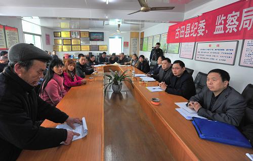 3月14日,舉報(bào)人卓洋鄉(xiāng)秀峰村村民卓某某(左一)在信訪聽證會(huì)現(xiàn)場向古田縣紀(jì)委、監(jiān)察局工作人員反映村書記余某某的村財(cái)管理問題。新華社記者 魏培全 攝