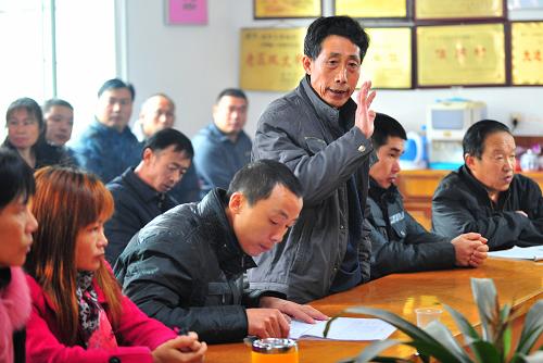 3月14日,卓洋鄉(xiāng)秀峰村村民在信訪聽證會(huì)現(xiàn)場向古田縣紀(jì)委、監(jiān)察局工作人員現(xiàn)場提問。新華社記者 魏培全 攝