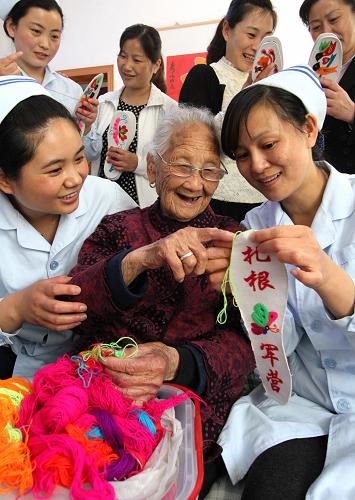 5月10日,沂南縣人民醫(yī)院的護(hù)士跟百歲紅嫂張淑貞(中)學(xué)做鞋墊。當(dāng)日,山東省臨沂市沂南縣人民醫(yī)院的護(hù)士相約看望百歲紅嫂張淑貞,邀請(qǐng)攝影師為老人拍照,給老人進(jìn)行健康體檢,向老人學(xué)做擁軍鞋墊,以獨(dú)特的方式迎接即將到來的護(hù)士節(jié),并提前為張淑貞老人送上母親節(jié)的祝福。據(jù)了解,在抗日戰(zhàn)爭(zhēng)時(shí)期,張淑貞老人和婆婆“沂蒙母親”王換于創(chuàng)建戰(zhàn)地托兒所,撫養(yǎng)了很多革命后代,同時(shí)還救治了大批八路軍傷員。新華社發(fā)(杜昱葆 攝)