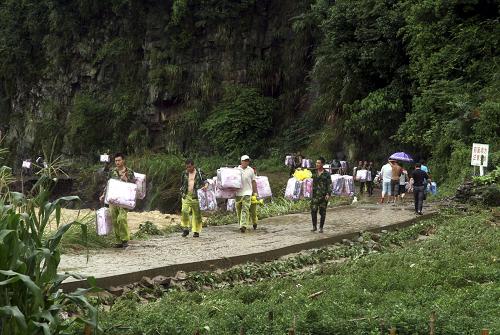 6月30日,安徽省黃山市休寧縣民兵將棉被等救災(zāi)物資送往因暴雨受災(zāi)的休寧縣藍田鎮(zhèn)貴川村。新華社發(fā)(黃俊軍 攝)