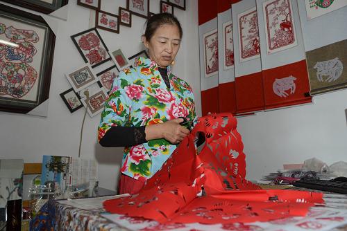7月2日,入駐7坊街文化產(chǎn)業(yè)園的藝術(shù)家王革在進(jìn)行剪紙創(chuàng)作。作為東西方文化的匯集點(diǎn),烏魯木齊市正著力打造以7坊街文化產(chǎn)業(yè)園和新疆國際大巴扎為代表的文化景點(diǎn),力求將新疆現(xiàn)代藝術(shù)和濃郁西域民族特色完美地展現(xiàn)出來,以文化聚人氣,以文化促溝通。新華社記者 王菲 攝