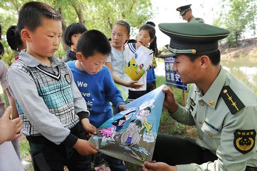 7月2日,青島即墨邊防大隊民警在為轄區(qū)孩子們上防溺水、防事故安全教育課。 近日,為加強(qiáng)對農(nóng)村中小學(xué)生的暑期安全教育,防患于未然,防止溺水等安全事故的發(fā)生,青島市在農(nóng)村地區(qū)實(shí)施了由中央財政支持的農(nóng)村青少年(留守兒童)公共安全服務(wù)示范項(xiàng)目,廣泛開展防溺水等安全教育工作,爭取向每一名農(nóng)村青少年宣傳溺水事故的危害性、防止溺水的注意事項(xiàng)和急救方法等,并在河流湖泊設(shè)立防溺水安全警示牌,提醒廣大農(nóng)村中小學(xué)生珍惜生命、防止溺水。 新華社記者李紫恒攝