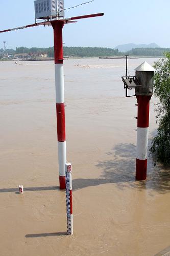 7月3日,黃河調(diào)水調(diào)沙給黃河山東段帶來大流量,使黃河山東段水位上升。新華社記者 徐速繪 攝