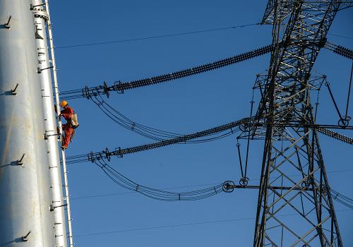 7月3日,浙江省送變電工程公司施工人員在50多米高的輸電線路上進(jìn)行施工。新華社記者 徐昱 攝