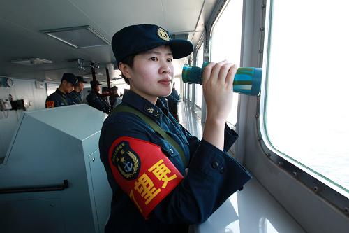 7月3日,赴俄羅斯參加中俄“海上聯(lián)合—2013”軍事演習(xí)的中國海軍艦艇編隊(duì),在日本海進(jìn)行編隊(duì)運(yùn)動訓(xùn)練。這是沈陽艦女信號兵秦金莉在駕駛室值瞭望更。新華社記者 查春明 攝