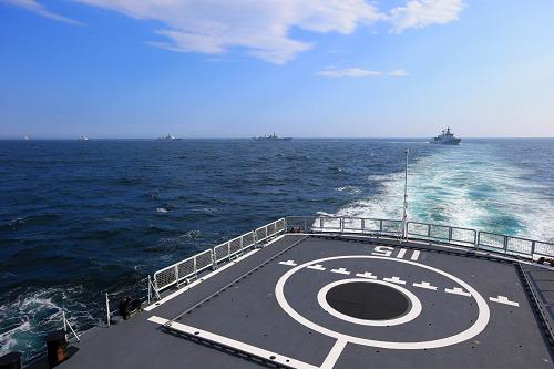 7月3日,赴俄羅斯參加中俄“海上聯(lián)合—2013”軍事演習的中國海軍艦艇編隊,在日本海進行編隊運動訓練。這是進行編隊齊轉(zhuǎn)時的場景。新華社記者 查春明 攝