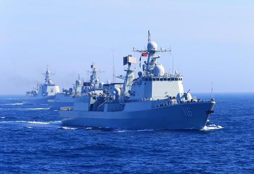 7月3日,赴俄羅斯參加中俄“海上聯(lián)合—2013”軍事演習的中國海軍艦艇編隊,在日本海進行編隊運動訓練。這是編隊在進行編隊齊轉(zhuǎn)航行訓練。新華社記者 查春明 攝