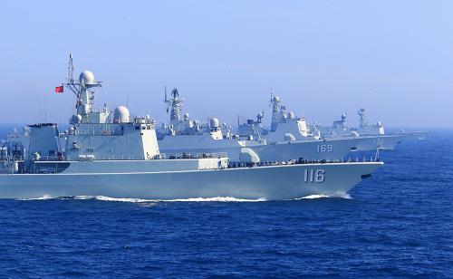 7月3日,赴俄羅斯參加中俄“海上聯(lián)合—2013”軍事演習的中國海軍艦艇編隊,在日本海進行編隊運動訓練。這是編隊在進行編隊齊轉(zhuǎn)航行訓練。新華社記者 查春明 攝