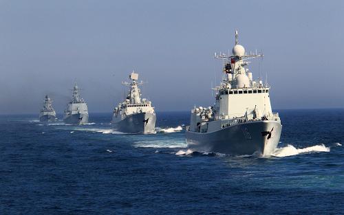7月3日,赴俄羅斯參加中俄“海上聯(lián)合—2013”軍事演習的中國海軍艦艇編隊,在日本海進行編隊運動訓練。這是編隊在進行單縱隊航行訓練。新華社記者 查春明 攝