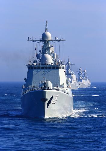 7月3日,赴俄羅斯參加中俄“海上聯(lián)合—2013”軍事演習的中國海軍艦艇編隊,在日本海進行編隊運動訓練。這是編隊在進行單縱隊航行訓練。新華社記者 查春明 攝