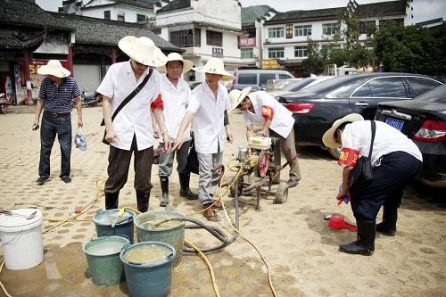 7月4日,安徽省黃山市徽州區(qū)呈坎鎮(zhèn)呈坎景區(qū),市疾控中心小分隊(duì)在對災(zāi)區(qū)進(jìn)行衛(wèi)生防疫。新華社發(fā)(余勇 攝)