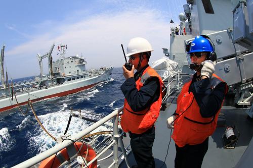 7月4日,遠(yuǎn)洋綜合補(bǔ)給艦洪澤湖艦正在為沈陽(yáng)艦進(jìn)行橫向補(bǔ)給。新華社記者 查春明 攝