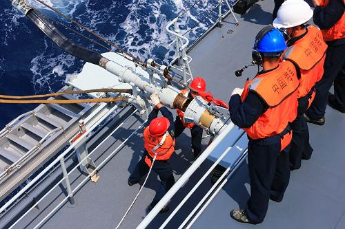 7月4日,綜合補(bǔ)給艦洪澤湖艦的補(bǔ)給裝置與沈陽(yáng)艦接收裝置對(duì)接的瞬間。新華社記者 查春明 攝