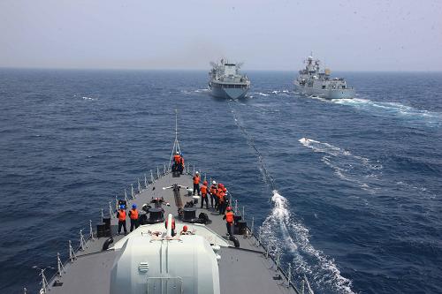7月4日,綜合補(bǔ)給艦洪澤湖艦同時(shí)為沈陽(yáng)艦和石家莊艦進(jìn)行補(bǔ)給。新華社記者 吳登峰 攝