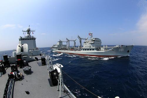 7月4日,遠(yuǎn)洋綜合補(bǔ)給艦洪澤湖艦在為沈陽(yáng)艦進(jìn)行橫向補(bǔ)給。新華社記者 查春明 攝