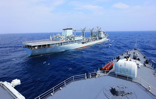 7月4日,沈陽(yáng)艦正在進(jìn)入海上航行補(bǔ)給陣位。新華社記者 查春明 攝