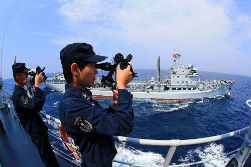 7月4日,沈陽(yáng)艦航海兵認(rèn)真觀測(cè)兩艦距離。新華社記者 查春明 攝