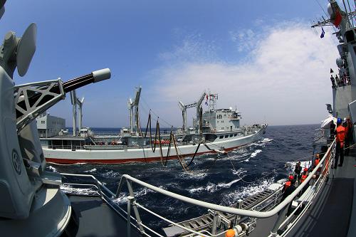 7月4日,遠(yuǎn)洋綜合補(bǔ)給艦洪澤湖艦的補(bǔ)給裝置正在伸向沈陽(yáng)艦。新華社記者 查春明 攝
