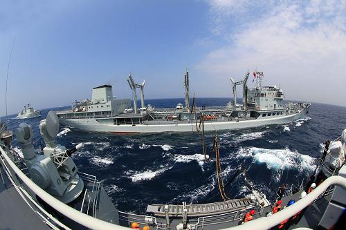 7月4日,綜合補(bǔ)給艦洪澤湖艦同時(shí)為沈陽(yáng)艦和石家莊艦進(jìn)行橫向、縱向油料補(bǔ)給。新華社記者 查春明 攝