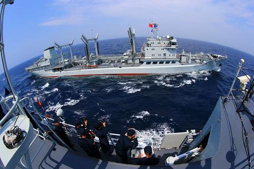 7月4日,沈陽(yáng)艦和洪澤湖綜合補(bǔ)給艦進(jìn)入海上補(bǔ)給陣位。當(dāng)日,參加中俄“海上聯(lián)合—2013”軍事演習(xí)的中國(guó)海軍艦艇編隊(duì)航行在日本海。遠(yuǎn)洋綜合補(bǔ)給艦洪澤湖艦分別與編隊(duì)的6艘驅(qū)護(hù)艦進(jìn)行了多方式海上綜合補(bǔ)給,進(jìn)一步檢驗(yàn)了編隊(duì)海上補(bǔ)給的組織流程和方案預(yù)案,提高了編隊(duì)在陌生海區(qū)連續(xù)為多型艦艇進(jìn)行補(bǔ)給的能力,增強(qiáng)了艦艇編隊(duì)遠(yuǎn)海持續(xù)作戰(zhàn)能力。據(jù)悉,編隊(duì)將于5日上午抵達(dá)俄羅斯符拉迪沃斯托克。新華社記者 查春明 攝
